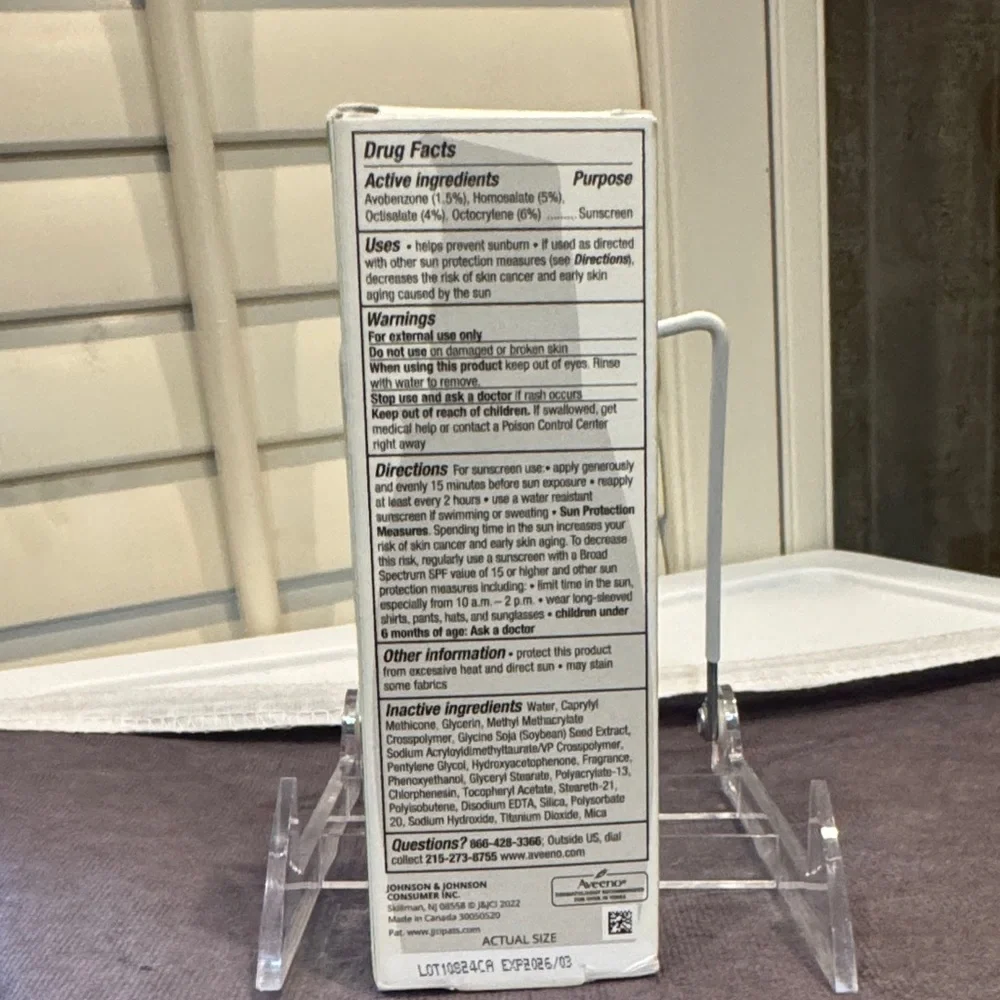 Positively Radiant Daily Moisturizer SPF 30 - White and‎ Green - Picture 2 of 2